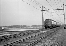 841482 Afbeelding van een diesel-electrisch treinstel DE 4 (RAm, T.E.E.) van de N.S./S.B.B. ter hoogte van Lisse.